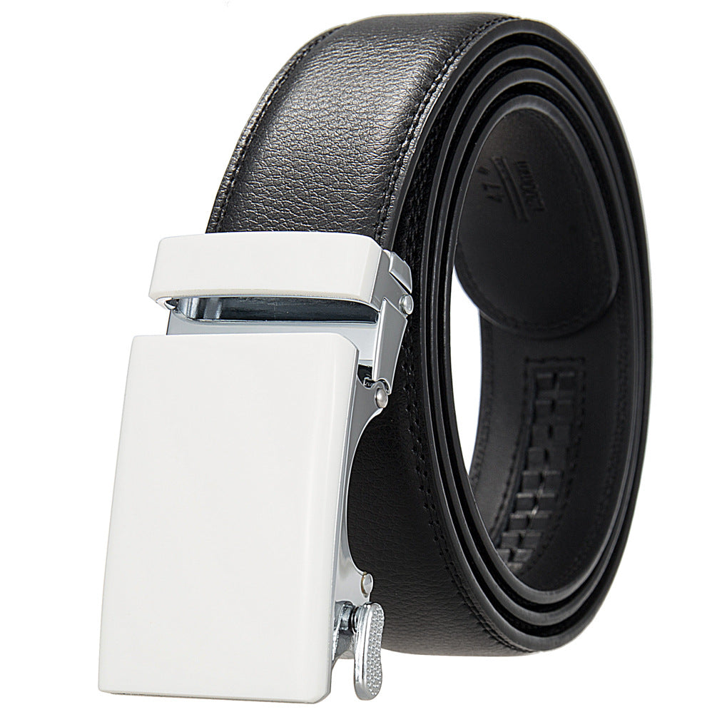 Ceinture Étoile 20 pour homme en cuir noir avec boucle automatique rectangulaire blanche et argentée mate.