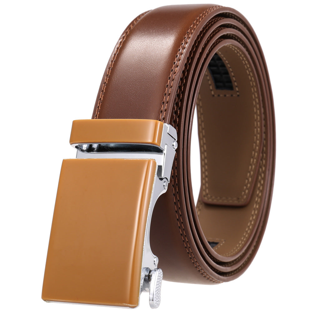 Ceinture Étoile 95 pour homme en cuir marron avec boucle automatique rectangulaire mate et détails chromés. La lanière présente un double aspect, cuir lisse et cuir texturé, avec surpiqûres apparentes. #fullwidth