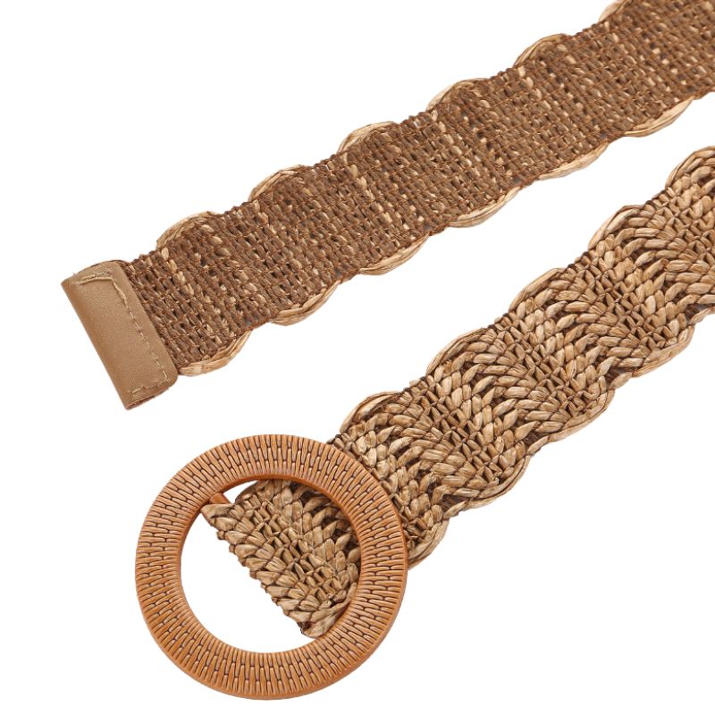 Ceinture Eulalie large en paille tressée beige avec une boucle ronde décorative ton sur ton.