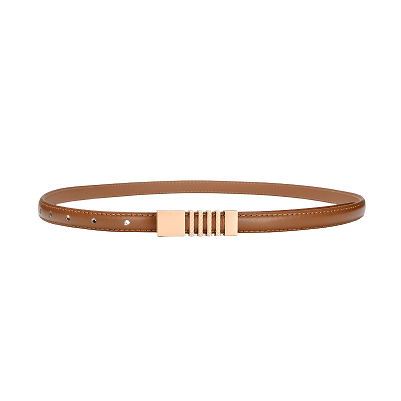 Ceinture fine Évasion en cuir lisse marron avec boucle rectangulaire plate dorée à motif rainuré.