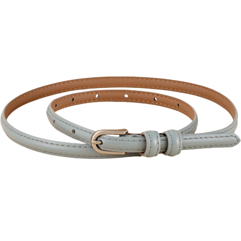 Ceinture fine Faustina en cuir de vachette bleu pâle avec boucle dorée arrondie.