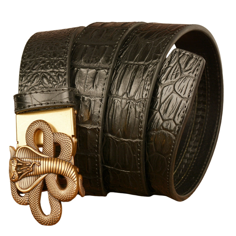 Ceinture homme Firmin noire en cuir de vachette avec texture crocodile embossée et boucle automatique cobra dorée en 3D.