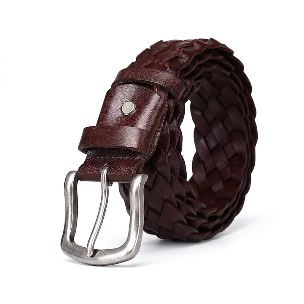 Ceinture homme Vauban en cuir pleine fleur de vachette tressé à la main sur fond blanc