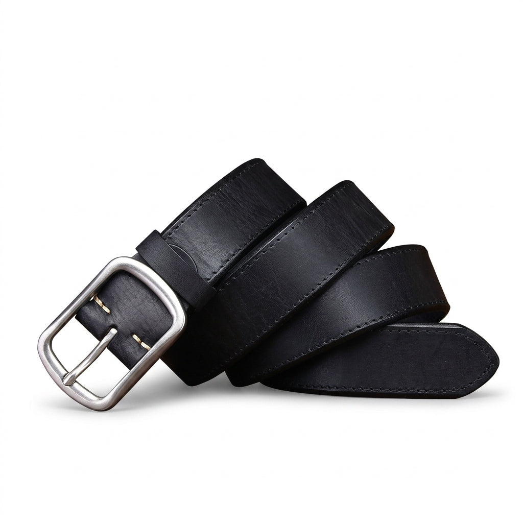 Ceinture homme Fontainebleau en cuir pleine fleur noir avec boucle ardillon rectangulaire en acier argenté brossé sur fond sombre #fullwidth