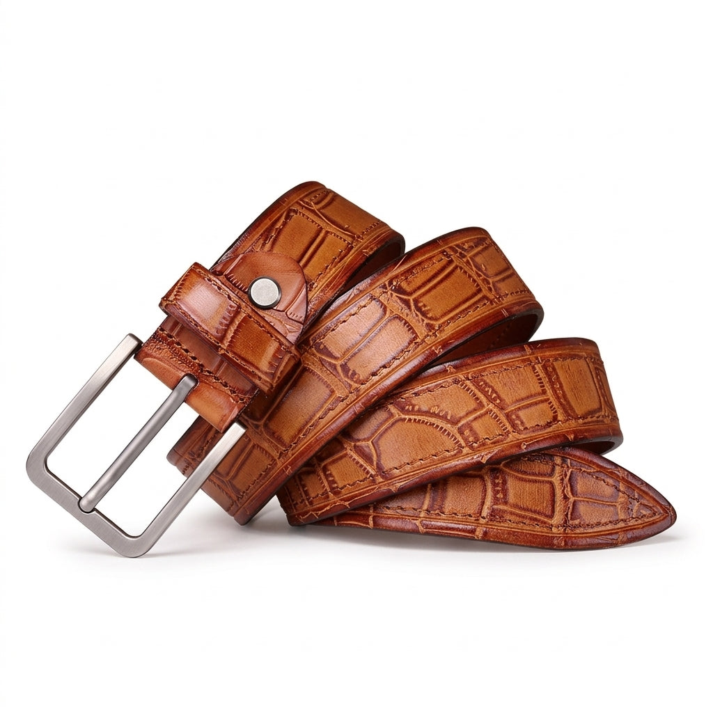 Ceinture homme Fontenoy en cuir de vachette pleine fleur marron avec motif gaufré crocodile et boucle ardillon rectangulaire argentée satinée sur fond blanc