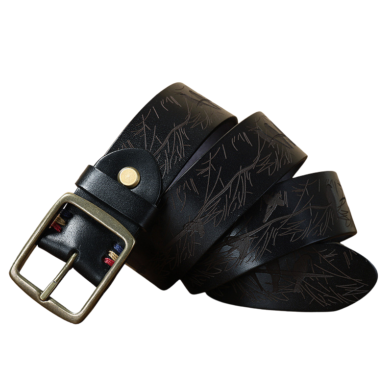 Ceinture homme Forêt d’Automne en cuir noir gravé de motifs végétaux, avec boucle rectangulaire vieillie et coutures colorées.