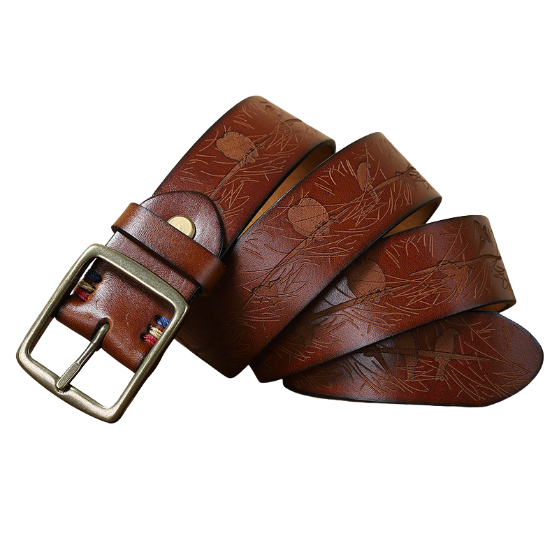 Ceinture en cuir marron clair gravée d'un motif de forêt d'automne, avec boucle rectangulaire en cuivre vieilli et coutures colorées. #fullwidth