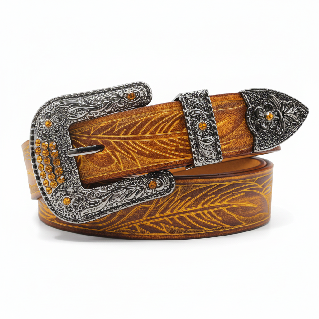Ceinture Frisson en cuir marron avec motif gravé de plumes et boucle ardillon argentée ornée de strass noirs. #fullwidth