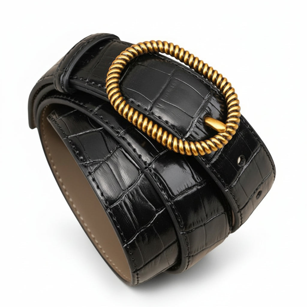 Ceinture femme Gaïa noire en cuir de vachette avec un motif crocodile et une boucle ovale allongée torsadée dorée. Largeur de 2,8 cm.