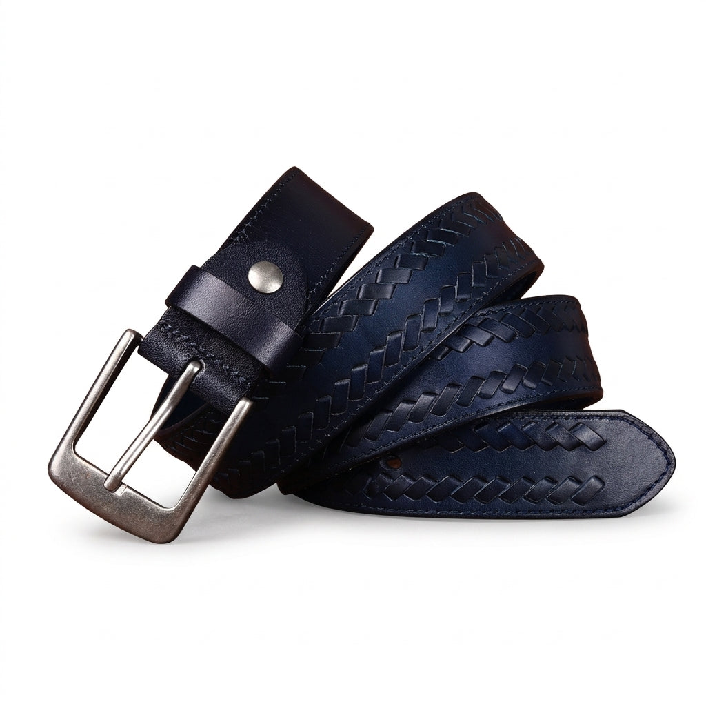 Ceinture homme Giverny en cuir de vachette bleu marine, tressée à la main avec une boucle ardillon carrée en métal argenté vieilli.
