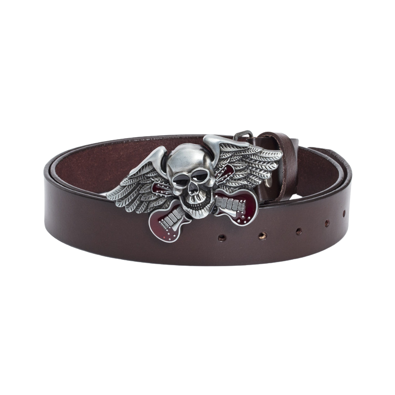 Ceinture pour homme Grimor en cuir marron avec une boucle argentée ornée d'une tête de mort ailée et de guitares rouges.