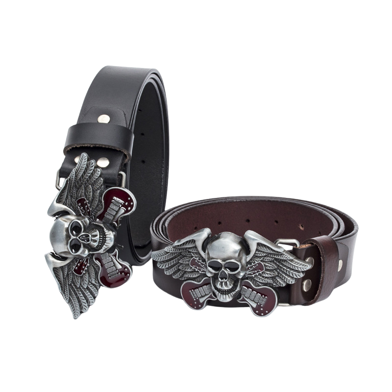 Ceinture Grimor pour homme en cuir noir avec une boucle imposante en alliage argenté représentant une tête de mort ailée avec des guitares rouges.