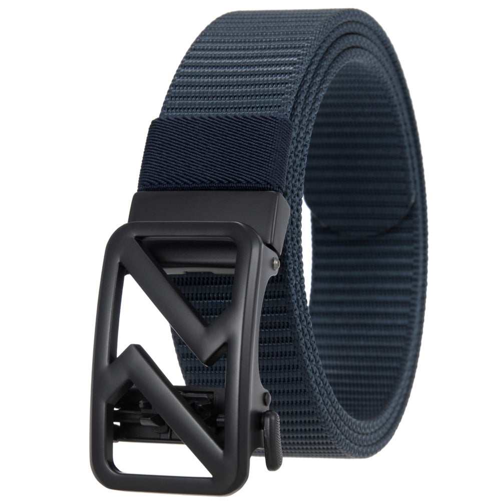 Ceinture pour homme Hexalis en tissu bleu marine avec boucle automatique noire au design géométrique.#fullwidth