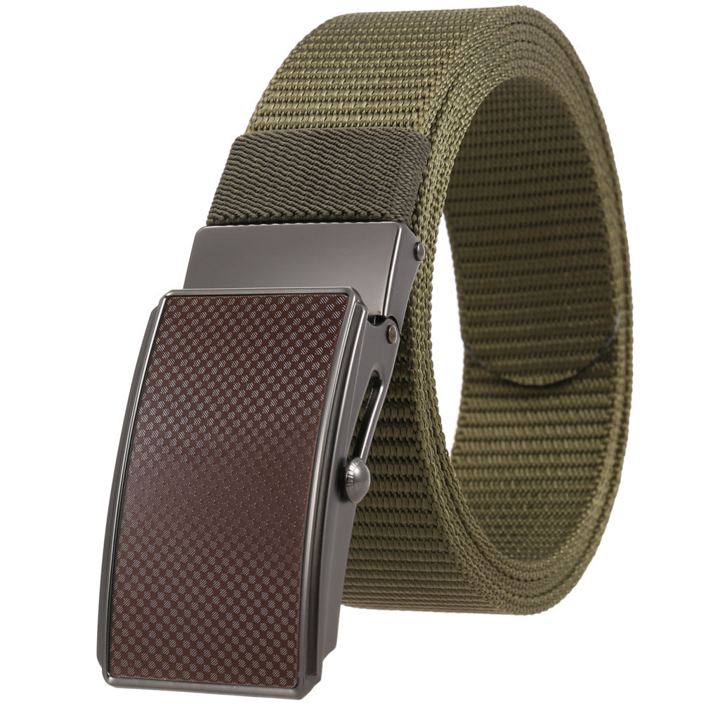 Ceinture Hugo homme en tissu texturé vert kaki avec boucle automatique rectangulaire grise et insert marron à motif quadrillé. #fullwidth