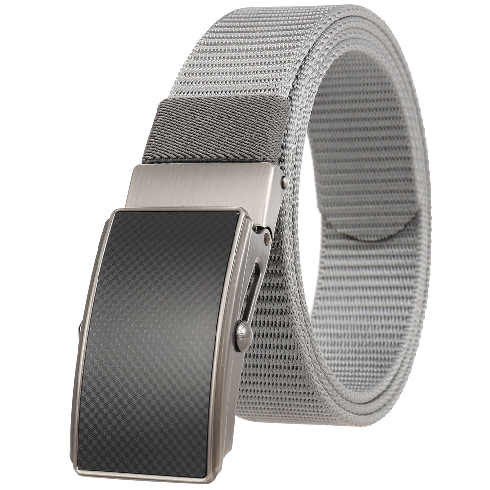 Ceinture Hugo pour homme avec boucle automatique rectangulaire grise et noire à motif carbone, fabriquée en tissu texturé gris clair.