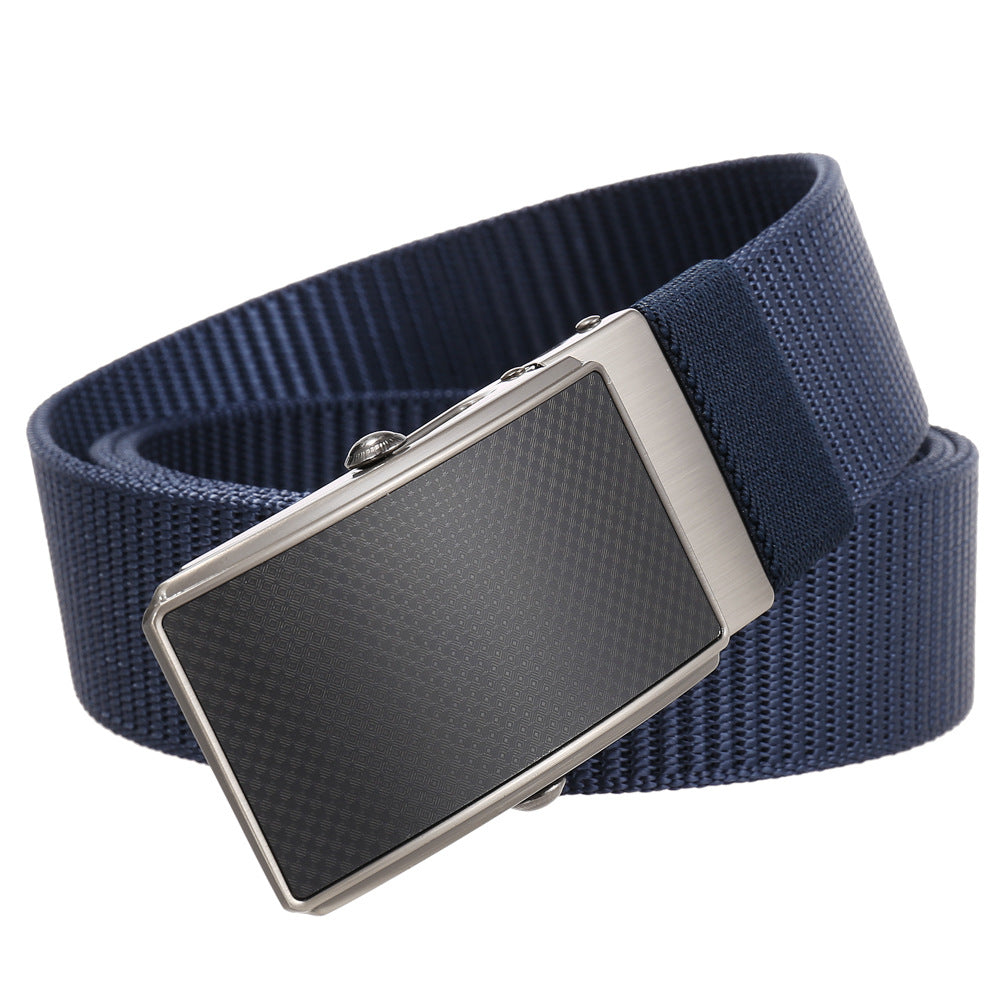 Ceinture Hugo pour homme en tissu bleu marine avec boucle rectangulaire en alliage gris et insert noir texturé carbone. #fullwidth