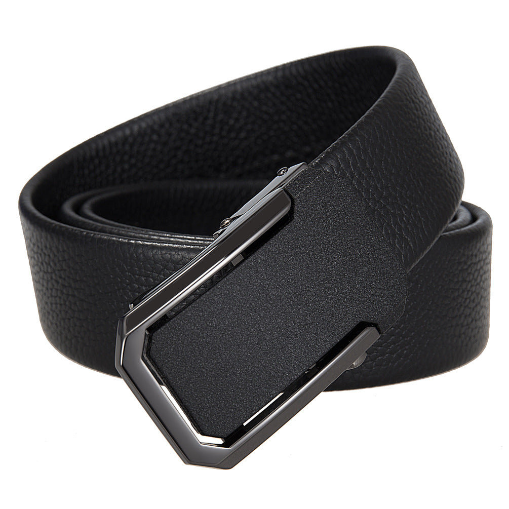 Ceinture homme Hugo Chic noire en cuir de vachette texturé avec boucle automatique mate en alliage et double couture décorative.