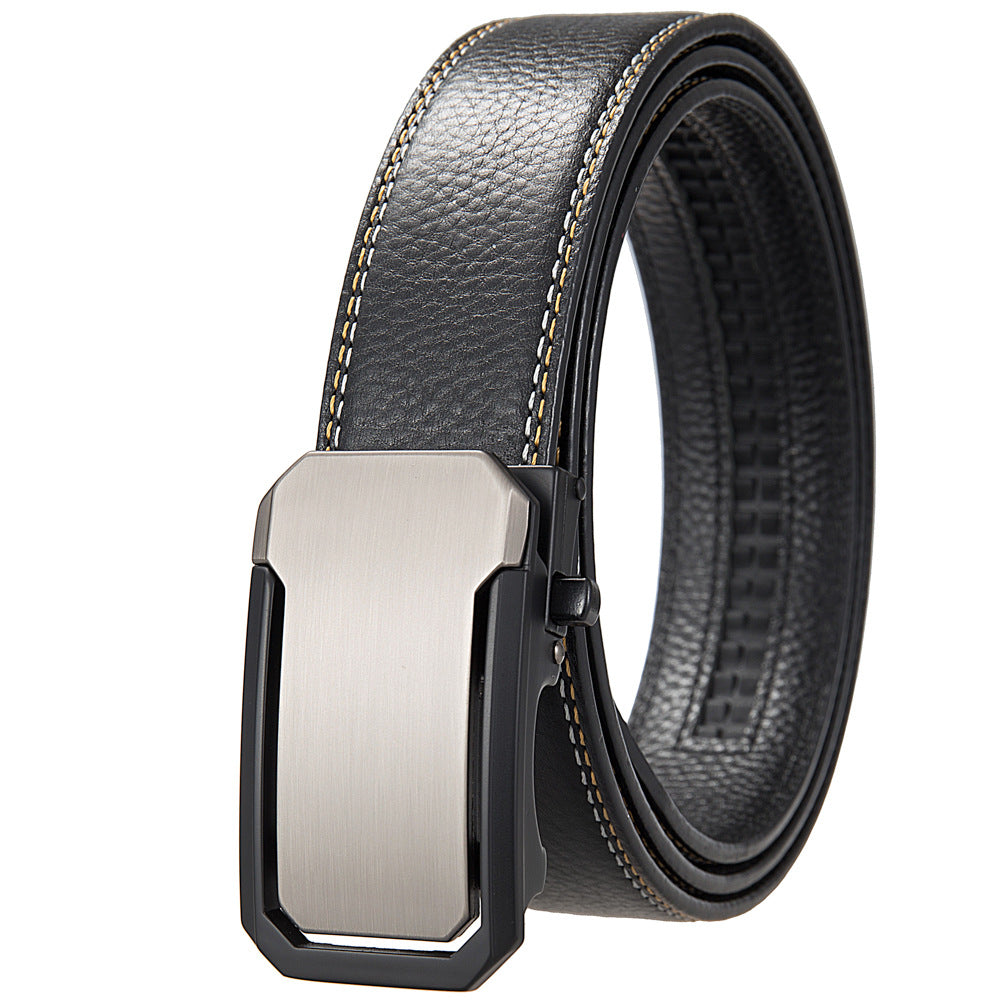 Ceinture Hugo Chic noire en cuir de vachette texturé avec boucle automatique argentée mate et double couture décorative.