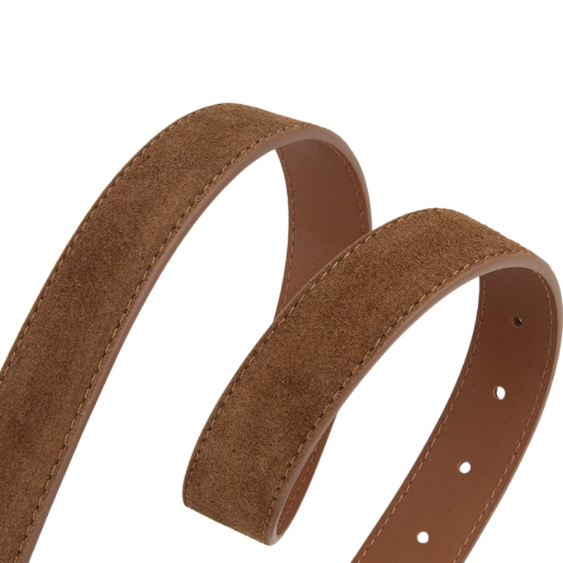 Ceinture femme Intrigue en cuir refendu marron aspect suédé, gros plan sur la texture et les coutures.