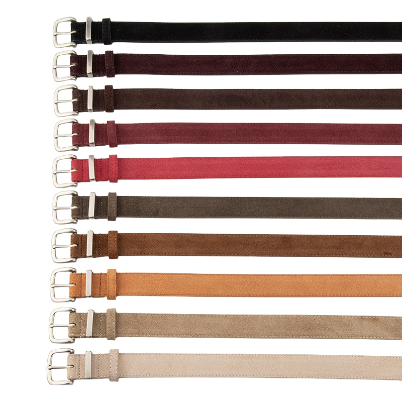 Ceintures pour femmes Intrigue en cuir refendu effet suédé, présentées en plusieurs coloris : noir, bordeaux, marron foncé, rouge, marron clair, camel, beige et crème, avec boucles argentées mates.