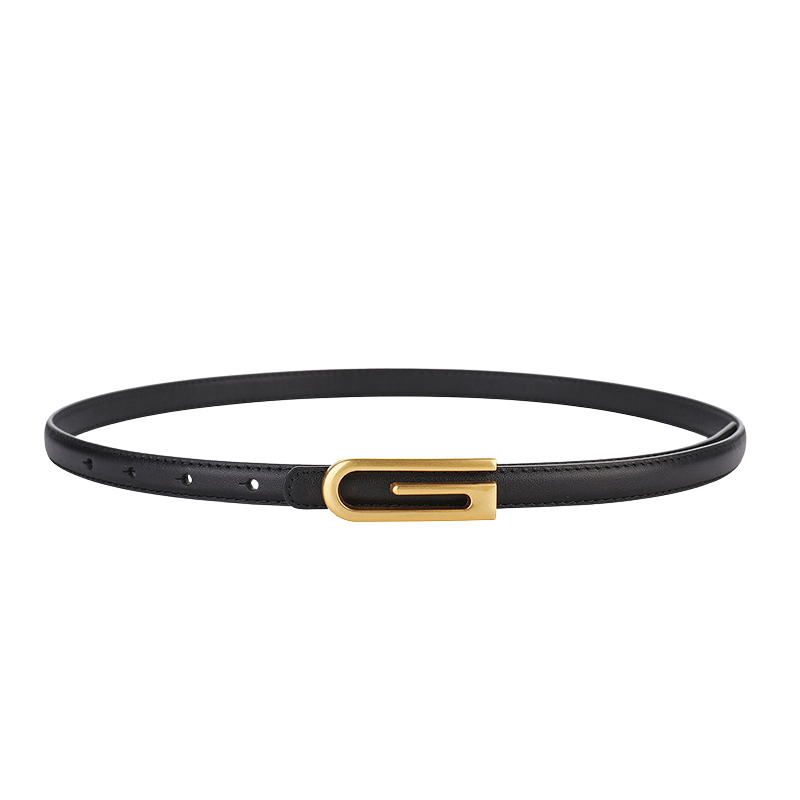 Ceinture fine noire Isaure en cuir avec boucle dorée asymétrique et épurée.