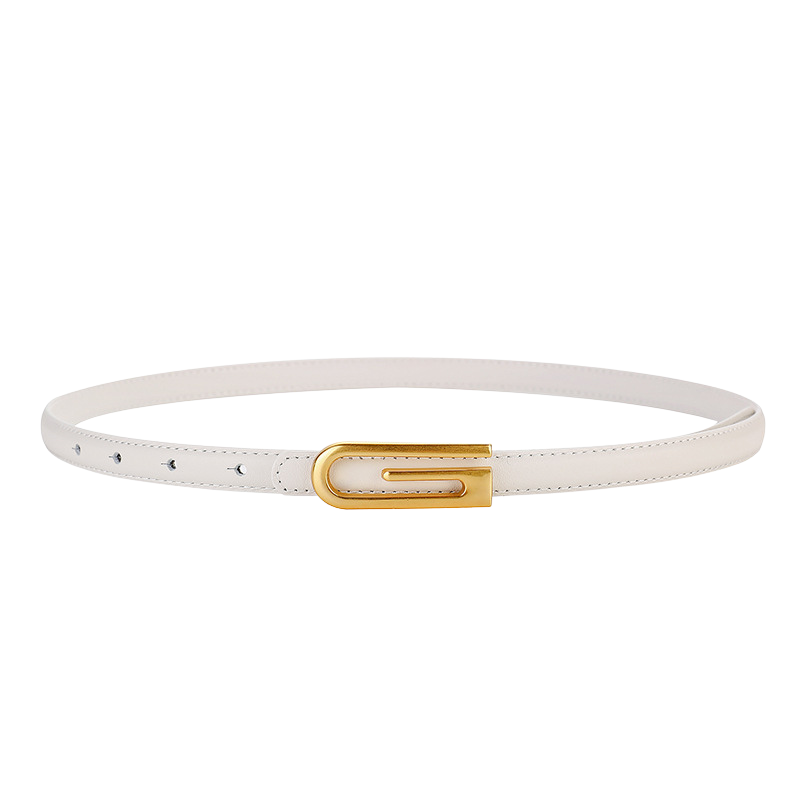 Ceinture fine blanche Isaure en cuir pleine fleur avec boucle dorée style épingle, design minimaliste et élégant.