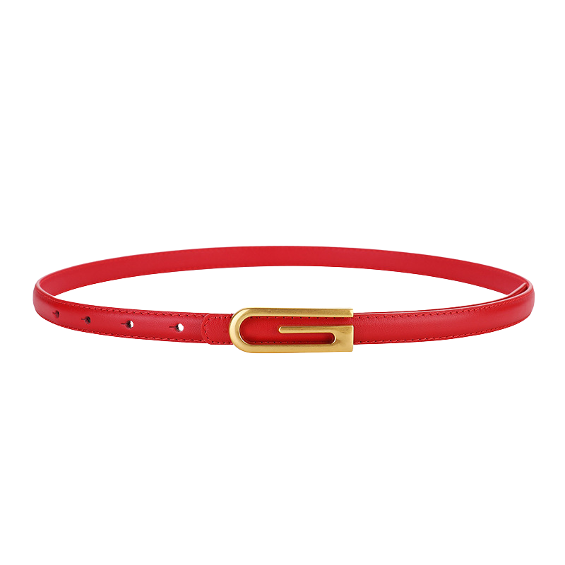 Ceinture femme fine Isaure en cuir rouge avec boucle dorée minimaliste de style épingle.