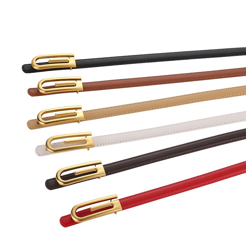 Ceinture fine Isaure pour femme, disponible en plusieurs couleurs (noir, marron, beige, blanc, bordeaux, rouge) avec une boucle dorée épurée.