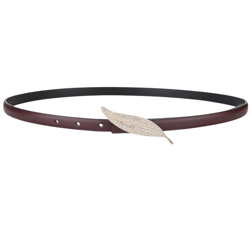 Ceinture fine pour femme Ivana en cuir marron avec une boucle feuille dorée incrustée de strass.