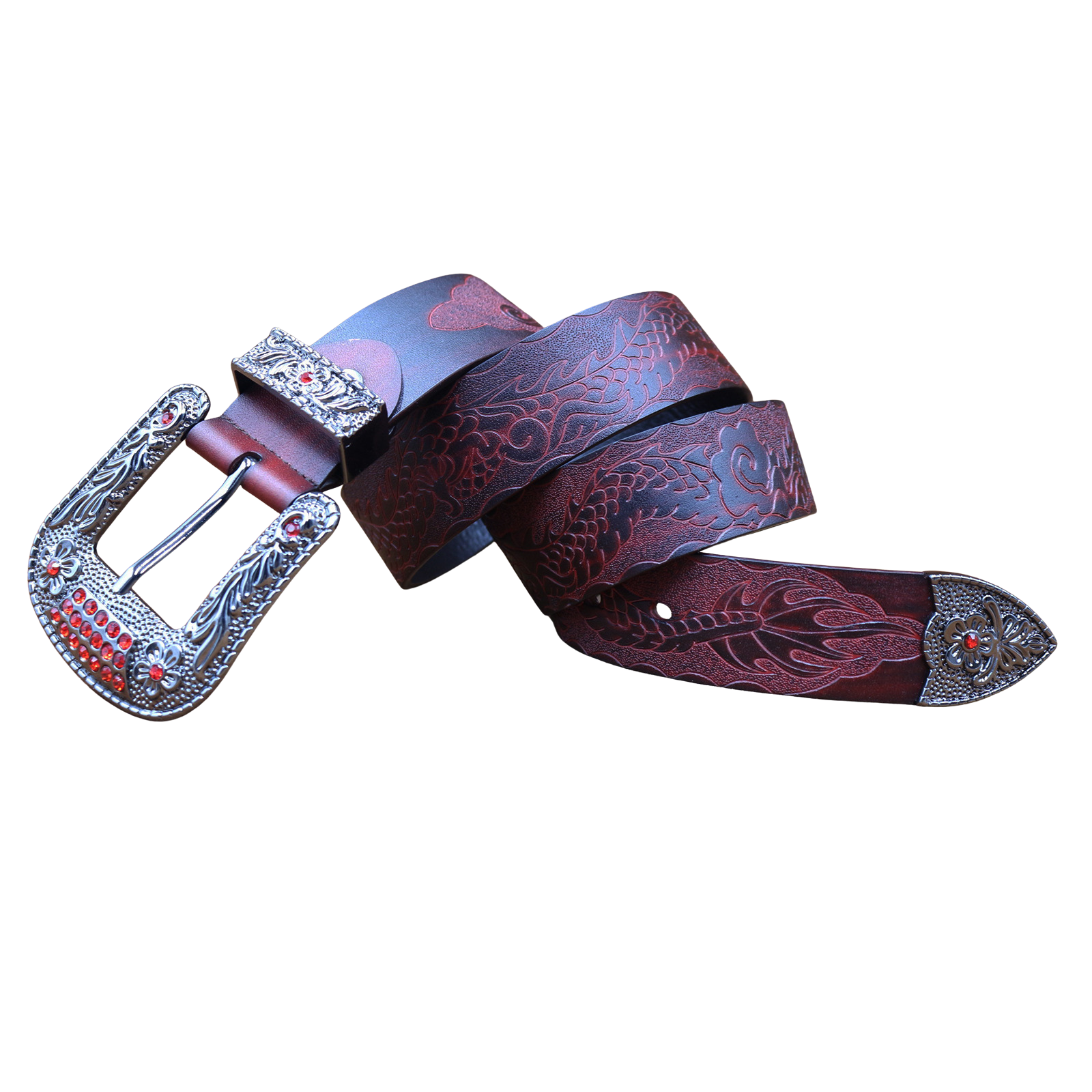 Ceinture pour homme Jeanne en cuir refendu bordeaux avec motif dragon gravé et boucle argentée ornée de strass rouges. #fullwidth
