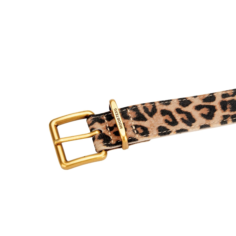 Ceinture Joie en cuir avec motif léopard discret, boucle ardillon rectangulaire dorée et lanière fine de 2 cm.