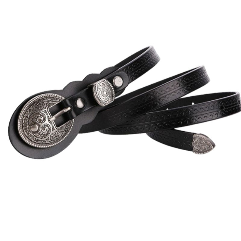 Ceinture fine en cuir noir Joséphina avec boucle médaillon argenté gravé et motifs vintage sur le cuir.