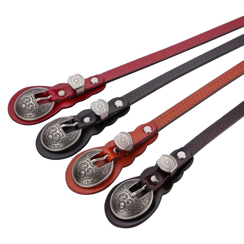 Ceintures fines en cuir de vachette nubuck Joséphina disponibles en rouge, noir, marron et bordeaux, avec boucle ardillon médaillon gravé argenté et motif vintage discret.