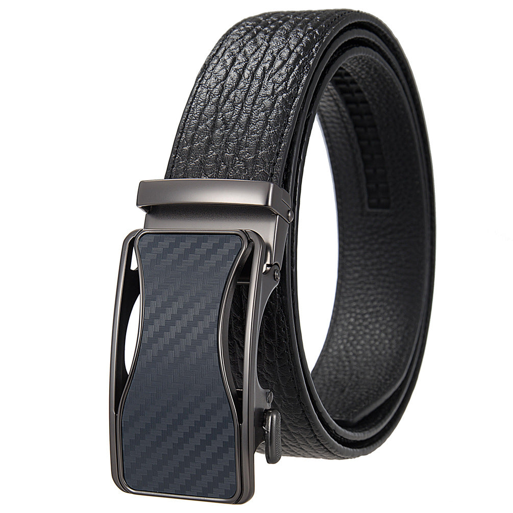 Ceinture Jules Lin noire pour homme en cuir de vachette refendu texturé avec boucle automatique rectangulaire à insert carbone bleu et système à crémaillère. #fullwidth