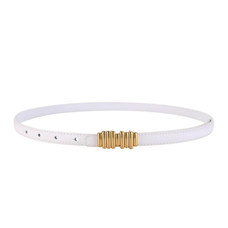 Ceinture fine blanche en cuir pour femme, modèle Juliette, avec une boucle dorée géométrique et texturée.