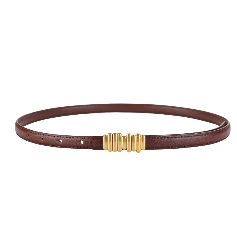 Ceinture fine en cuir marron chocolat pour femme, modèle Juliette, avec une boucle dorée géométrique composée de barres verticales.