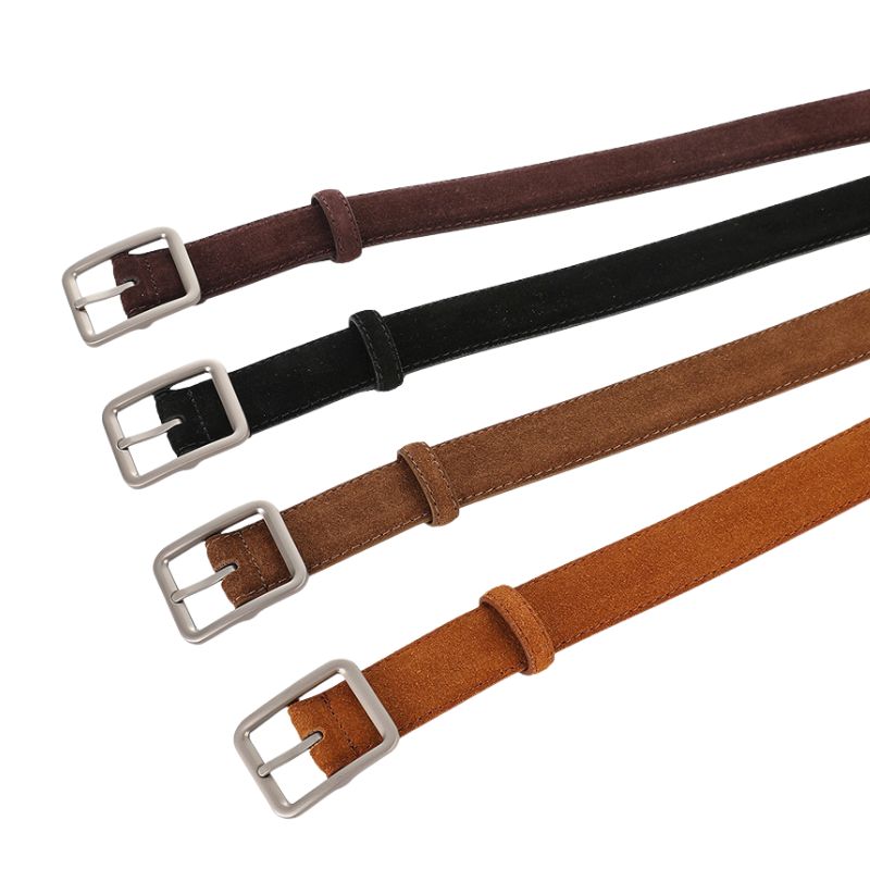 Quatre ceintures fines en suède pour femme, de marque Justesse, de couleur marron foncé, noire, marron clair et camel, avec des boucles argentées minimalistes.