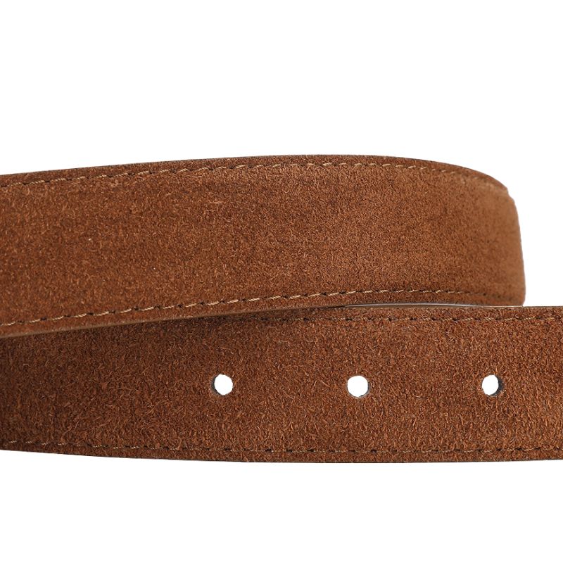 Ceinture femme Justesse en suède marron, avec coutures ton sur ton et trois trous visibles.