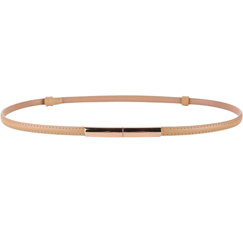 Ceinture fine Karité en cuir daim beige avec fermoir double crochet doré, idéale pour sublimer la taille et compléter une tenue élégante.