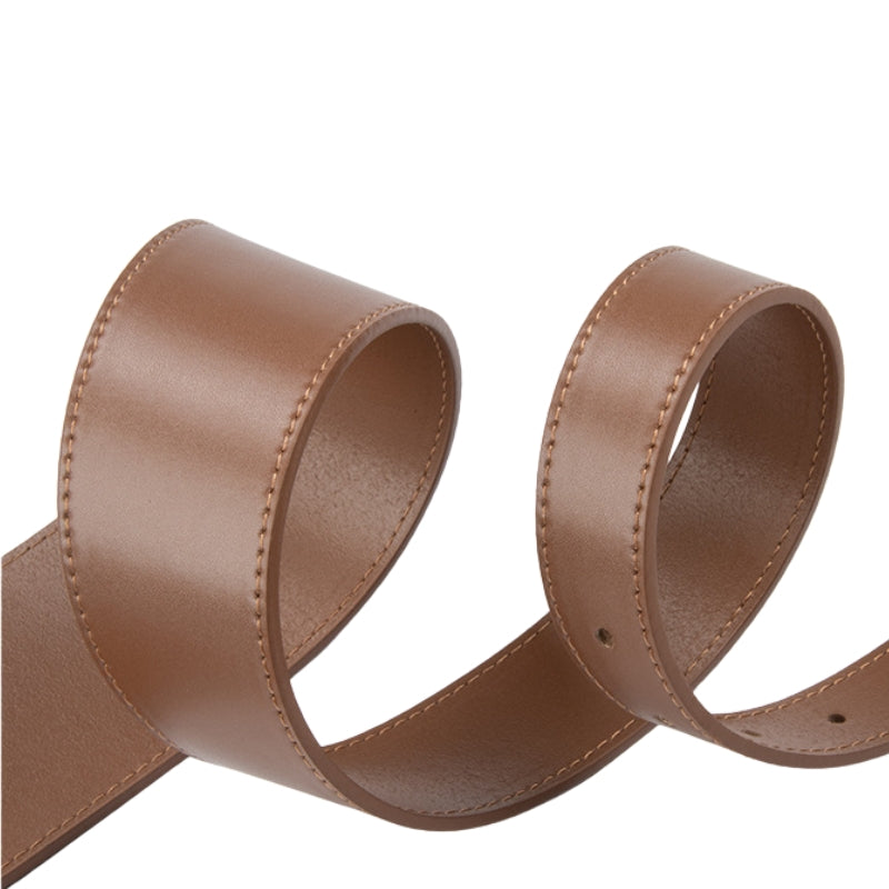 Ceinture femme Kloé en cuir de vachette marron clair, avec surpiqûres ton sur ton et boucle ardillon triangle dorée. #fullwidth