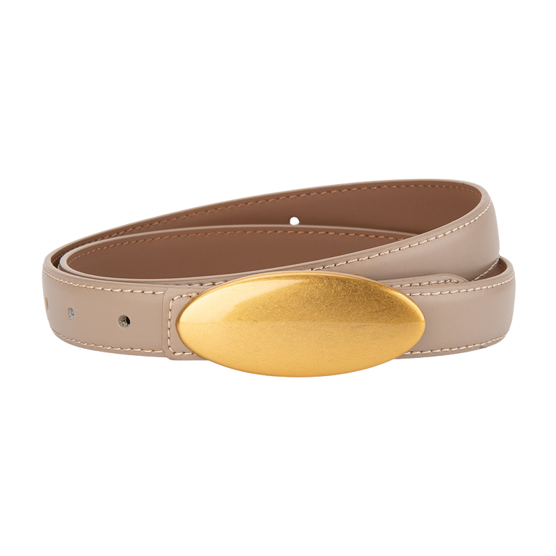 Ceinture femme Lætitia en simili cuir beige avec une boucle ovale dorée mate. Lanière travaillée avec coutures apparentes et finition vernie.