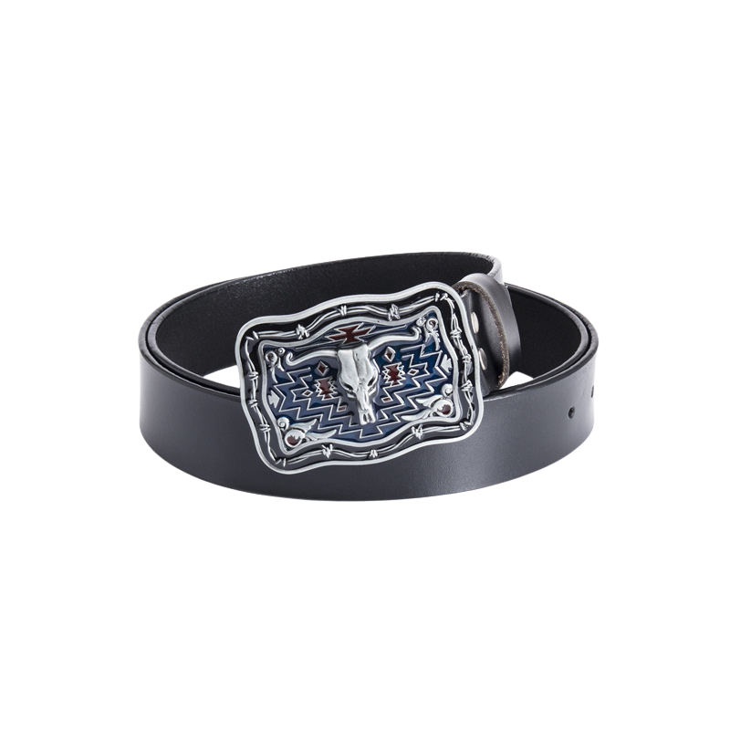 Ceinture Lame Noire pour homme, en cuir noir, avec une boucle rectangulaire argentée ornée d'un crâne de taureau stylisé et de motifs géométriques bleus et rouges.