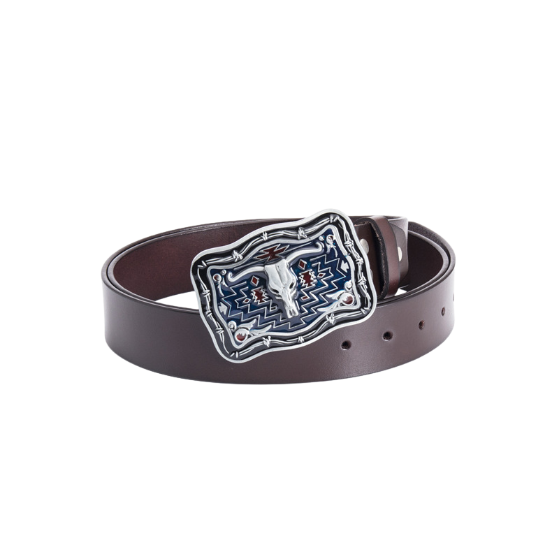 Ceinture pour homme Lame Noire de couleur café avec une boucle western argentée ornée d'un crâne de vache stylisé et de motifs géométriques bleus et rouges.