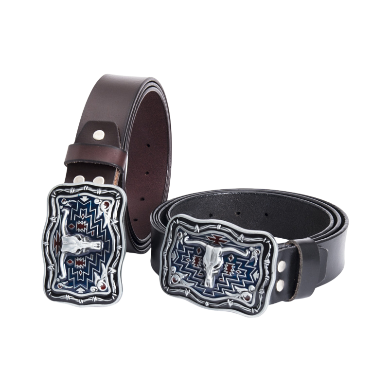 Ceinture homme Lame Noire en cuir marron avec boucle argentée ornée d'un crâne de vache stylisé et de motifs géométriques bleus et rouges.
