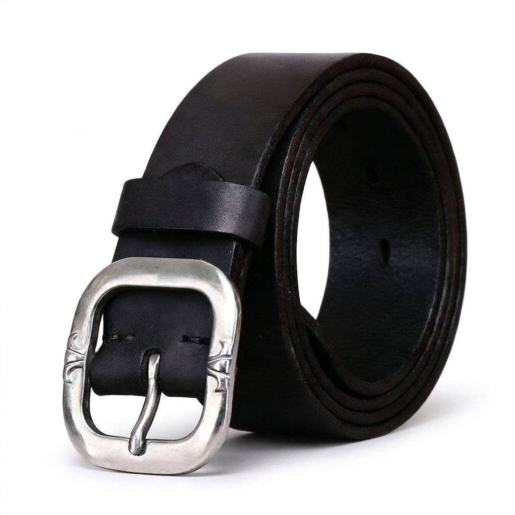 Ceinture homme Langeais en cuir pleine fleur de vachette noir avec tannage végétal, dotée d'une boucle ardillon carrée en acier inoxydable argenté vieilli gravé.