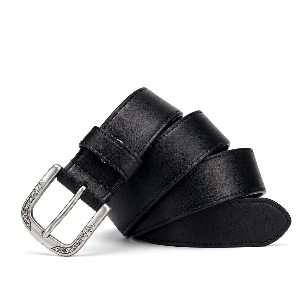 Ceinture homme Langeais en cuir pleine fleur noir avec boucle ardillon carrée en acier argenté vieilli sur fond sombre #fullwidth