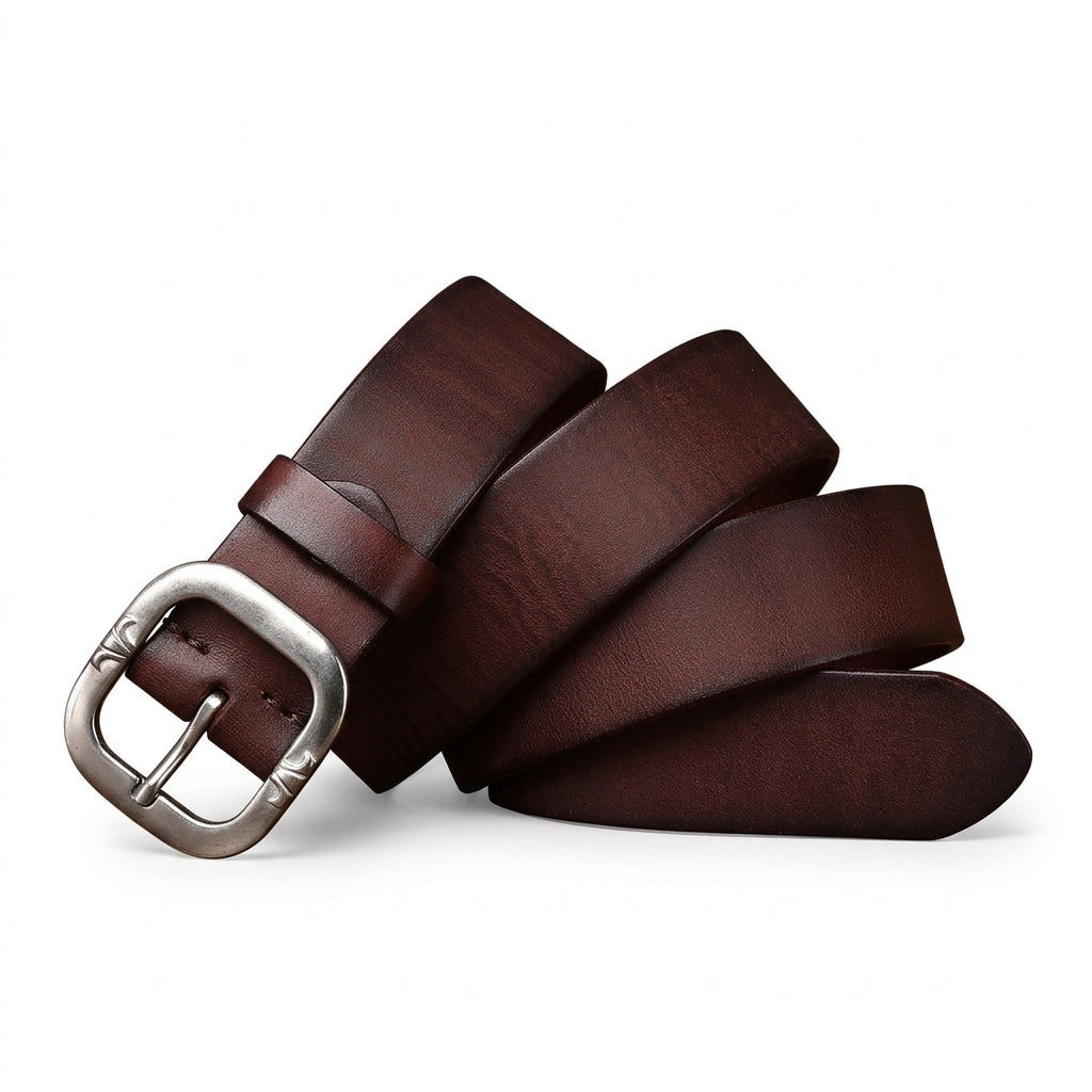 Ceinture homme Langeais en cuir pleine fleur de vachette marron avec boucle ardillon carrée en acier inoxydable argenté vieilli, posée sur une table en bois, style artisanal robuste #fullwidth