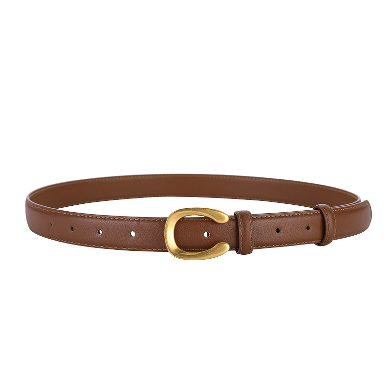 Ceinture femme Lauriane en cuir marron lisse avec boucle dorée en forme de C et coutures ton sur ton.