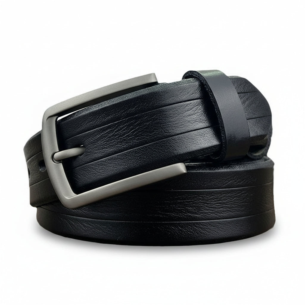 Ceinture Léandre noire en cuir de vachette avec boucle argentée et ardillon, finition huilée et vieillie.