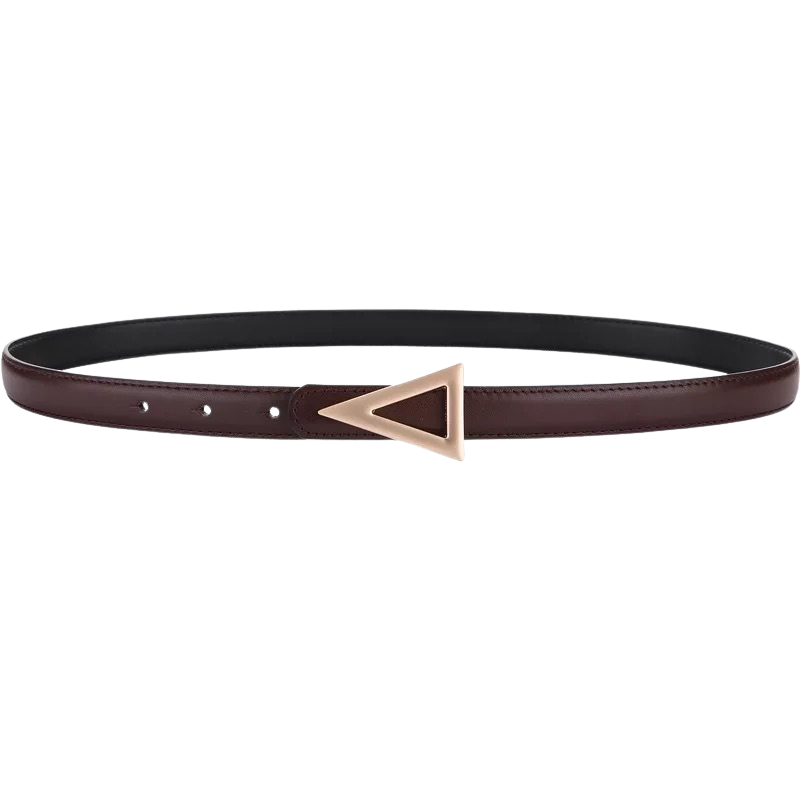 Ceinture fine "Légende" en cuir marron pour femme, avec une boucle dorée en forme de triangle.